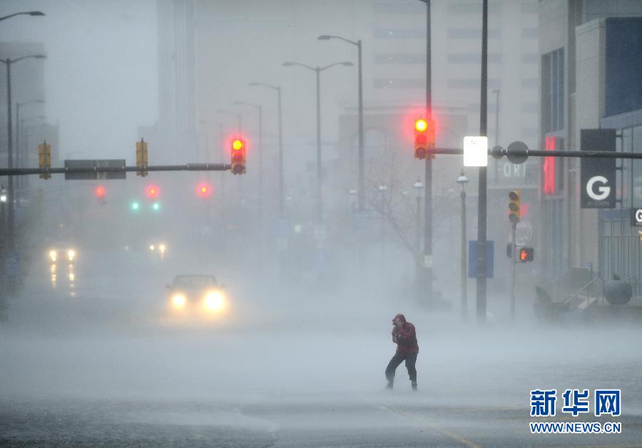 The super storm Sandy lands on the Atlantic City at night on Oct. 29, 2012. Sandy killed at least 30 and caused blackout in several states. (Xinhua/Zhang Jun)