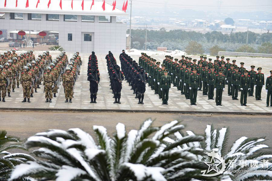 A detachment directly under the Hunan Contingent of the Chinese People's Armed Police Force (APF) conducts an anti-terrorism training in the current complex and harsh weather, in a bid to improve troops' anti-terrorist and emergency-handling capability. (China Military Online/Wu Jianbo, Wu Wufeng)  