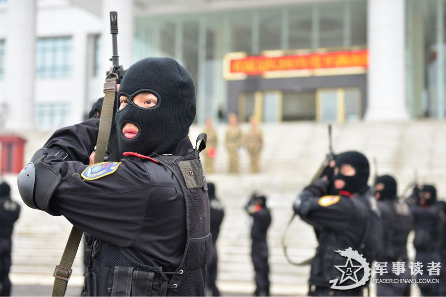 A detachment directly under the Hunan Contingent of the Chinese People's Armed Police Force (APF) conducts an anti-terrorism training in the current complex and harsh weather, in a bid to improve troops' anti-terrorist and emergency-handling capability. (China Military Online/Wu Jianbo, Wu Wufeng)  