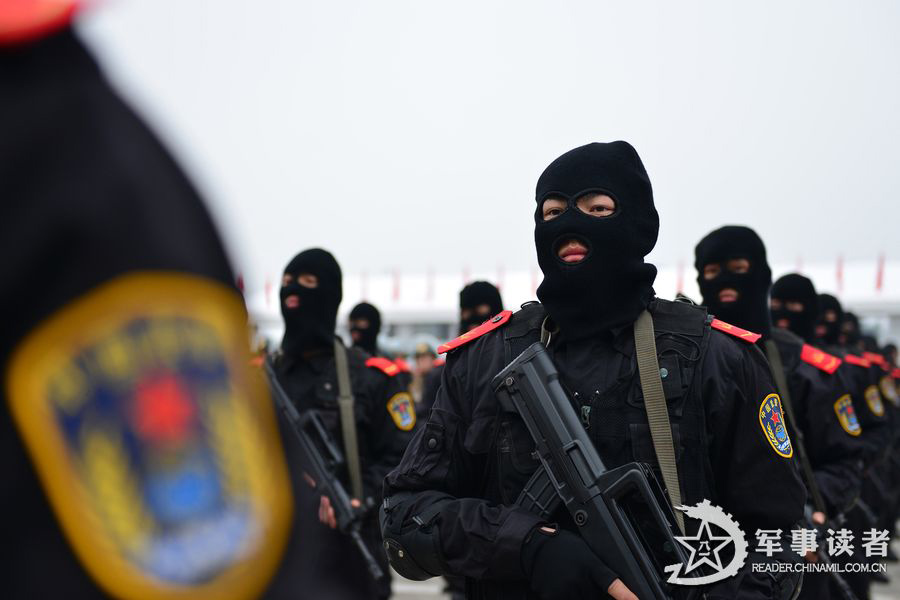 A detachment directly under the Hunan Contingent of the Chinese People's Armed Police Force (APF) conducts an anti-terrorism training in the current complex and harsh weather, in a bid to improve troops' anti-terrorist and emergency-handling capability. (China Military Online/Wu Jianbo, Wu Wufeng)  