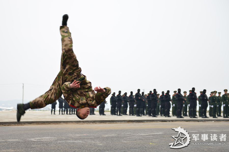 A detachment directly under the Hunan Contingent of the Chinese People's Armed Police Force (APF) conducts an anti-terrorism training in the current complex and harsh weather, in a bid to improve troops' anti-terrorist and emergency-handling capability. (China Military Online/Wu Jianbo, Wu Wufeng)  