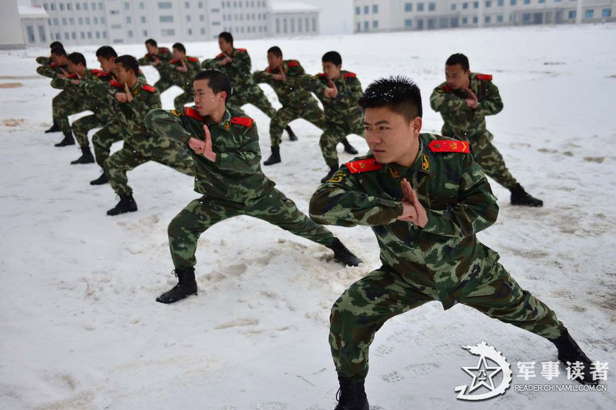 A detachment directly under the Hunan Contingent of the Chinese People's Armed Police Force (APF) conducts an anti-terrorism training in the current complex and harsh weather, in a bid to improve troops' anti-terrorist and emergency-handling capability. (China Military Online/Wu Jianbo, Wu Wufeng)  