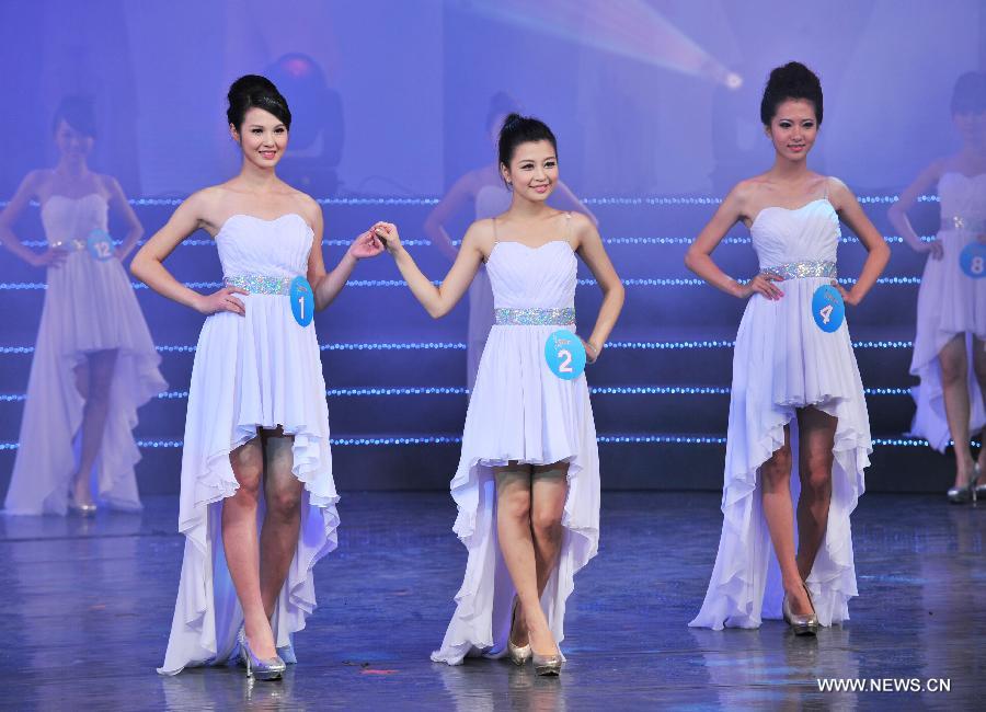 Girls attend the final of the 5th World Hakka Girl Contest in Meizhou, south China's Guangdong Province, Jan. 6, 2013. (Xinhua/Zhong Xiaofeng)