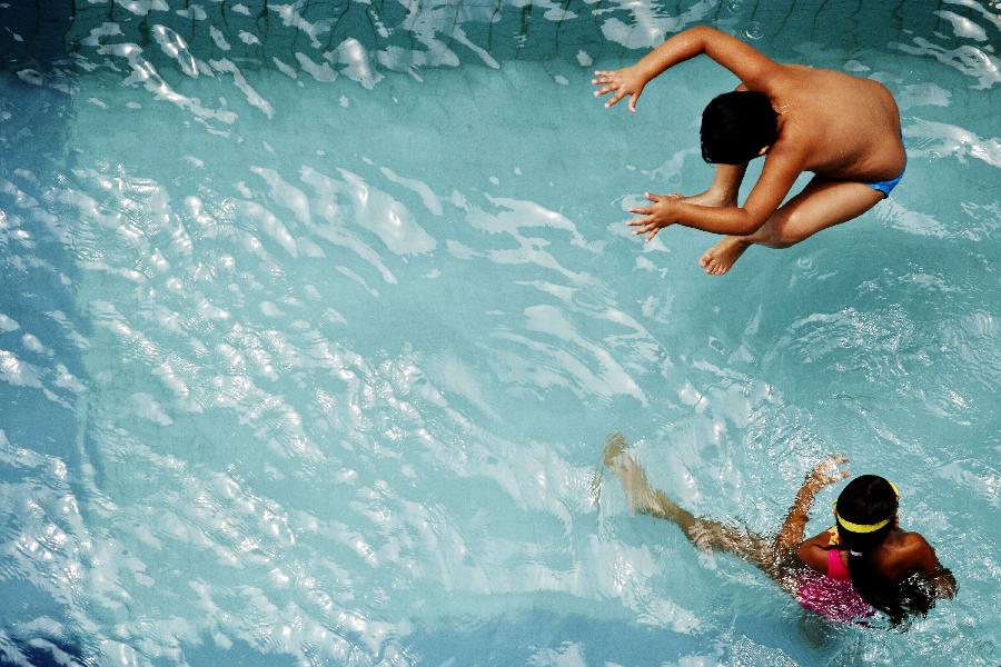 Kids swim in a pool in Sao Paulo, Brazil, on Jan. 6, 2013. Sao Paulo faces a hot weather with about 30 degrees centigrade these days. (Xinhua/AGENCIA ESTADO)