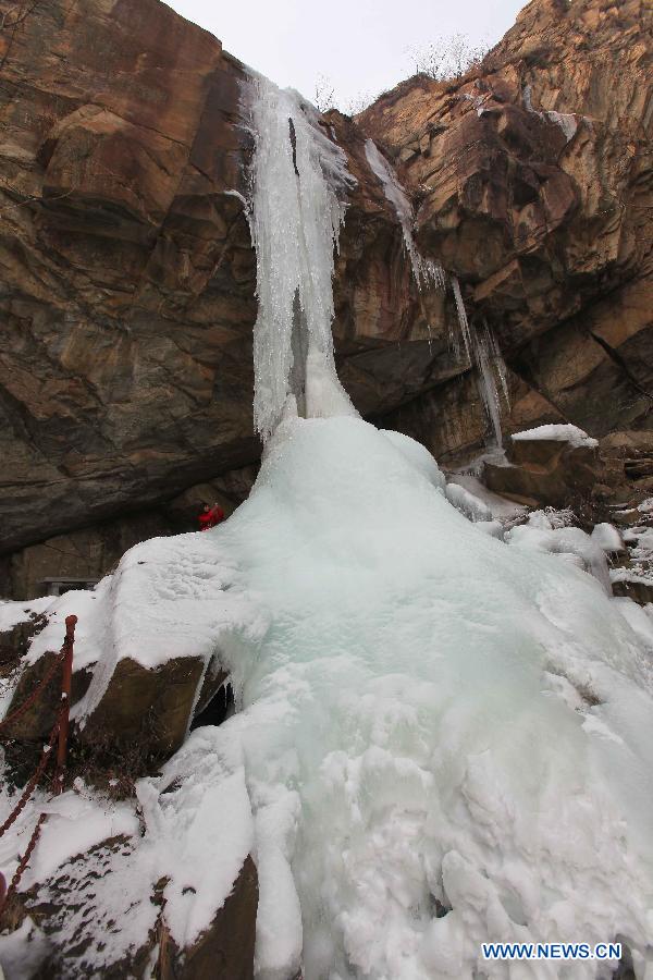 Photo taken on Jan. 7, 2013 shows the icefall landscape in Yuntai Mountain in Lianyungang, east China's Jiangsu Province. (Xinhua/Wang Jianmin) 