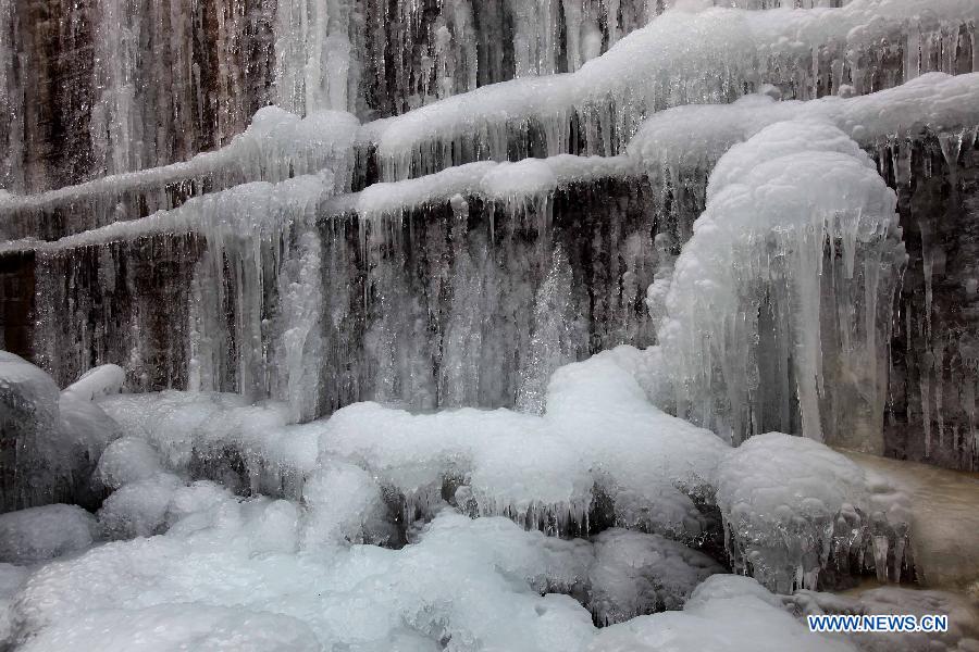 Photo taken on Jan. 7, 2013 shows the icefall landscape in Yuntai Mountain in Lianyungang, east China's Jiangsu Province. (Xinhua/Wang Jianmin) 