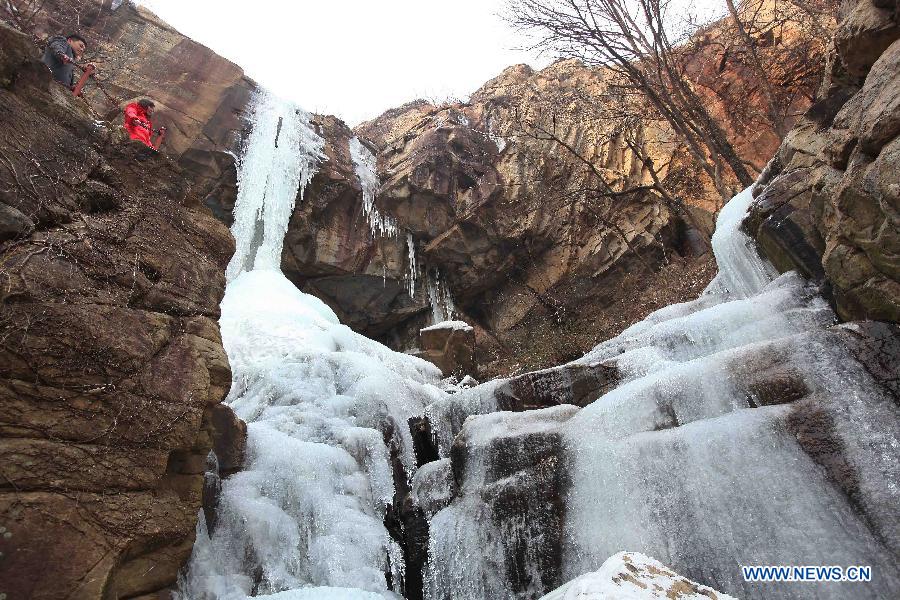 Photo taken on Jan. 7, 2013 shows the icefall landscape in Yuntai Mountain in Lianyungang, east China's Jiangsu Province. (Xinhua/Wang Jianmin) 