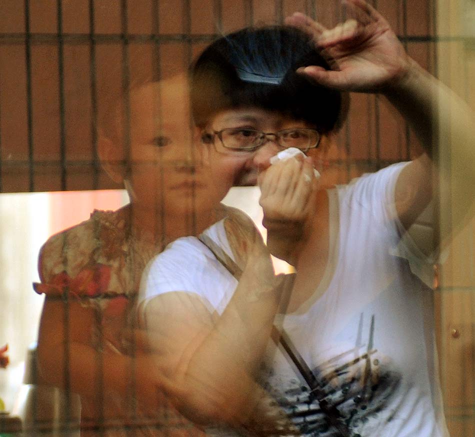 Zhang from Shijiazhuang of Hebei province says goodbye to her 15-month-old daughter at the Railway Station of Hangzhou on Aug. 21, 2012. There are nearly 20 million migrant workers in Zhejiang province. Every year many children came to reunite with their parents. After the holidays, the children have to leave their partners again.(Xinhua)