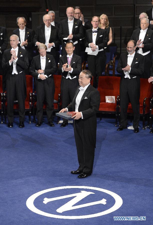 Chinese writer and Nobel Prize in Literature winner Mo Yan (front) receives Nobel Prize in Literature at the 2012 Nobel Prize ceremony in Stockholm, Sweden, Dec. 10, 2012. (Xinhua/Wu Wei) 