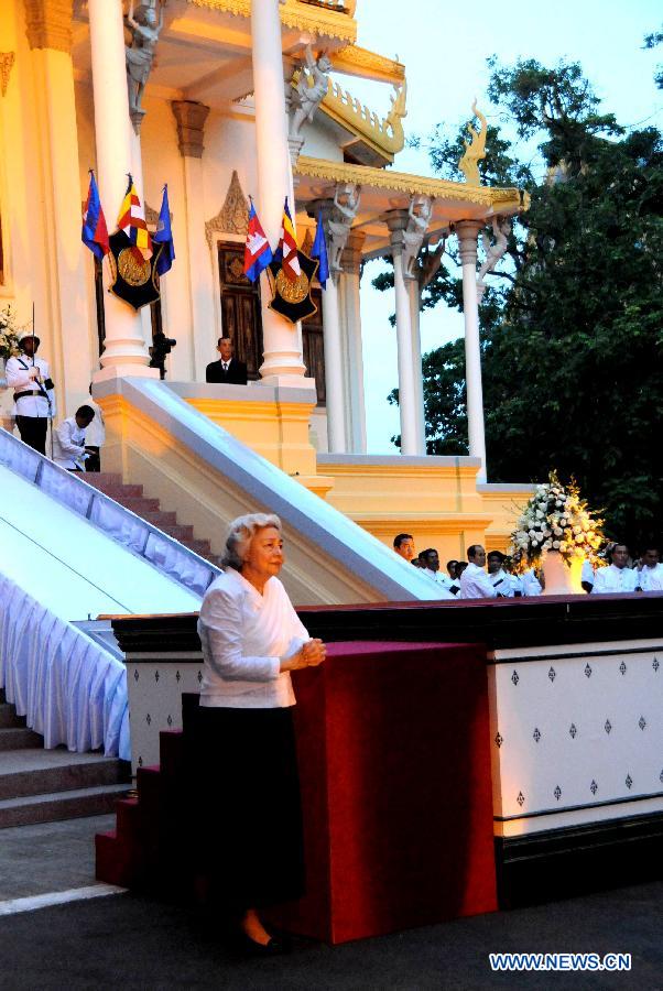 Cambodian Queen Mother Norodom Monineath Sihanouk waits for the arrival of the coffin of her husband, Cambodian King-Father Norodom Sihanouk, in front of the Royal Palace in Phnom Penh, Cambodia, Oct. 17, 2012. (Xinhua/Zhao Yishen) 