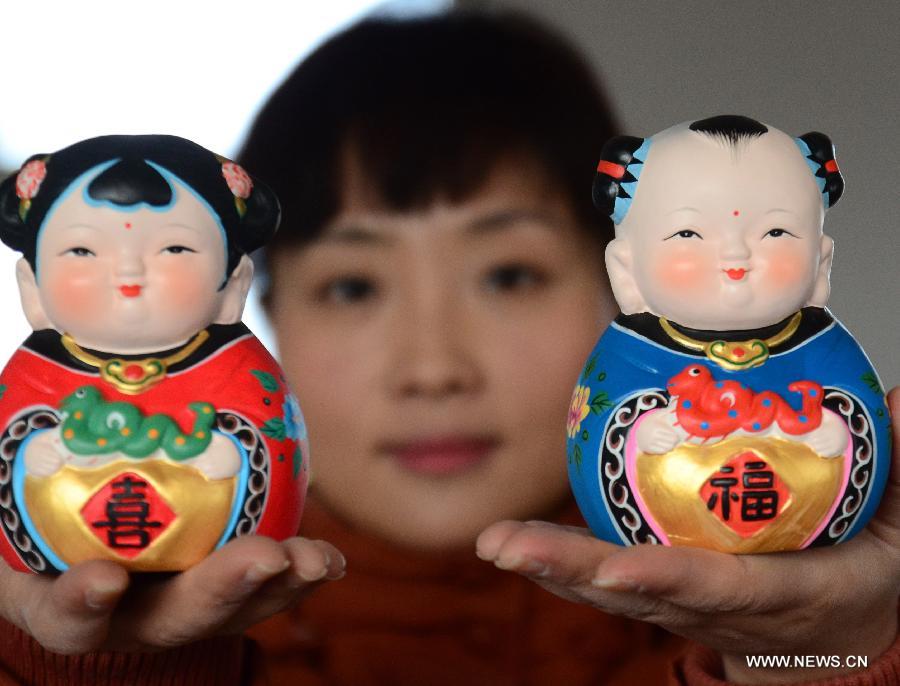 An artisan shows the traditional Chinese clay sculptures designed with the snake image in Wuxi City, east China's Jiangsu Province, Jan. 8, 2013. The lunar year 2013 is the "Year of the Snake" in the Chinese zodiac. (Xinhua/Huan Yueliang) 