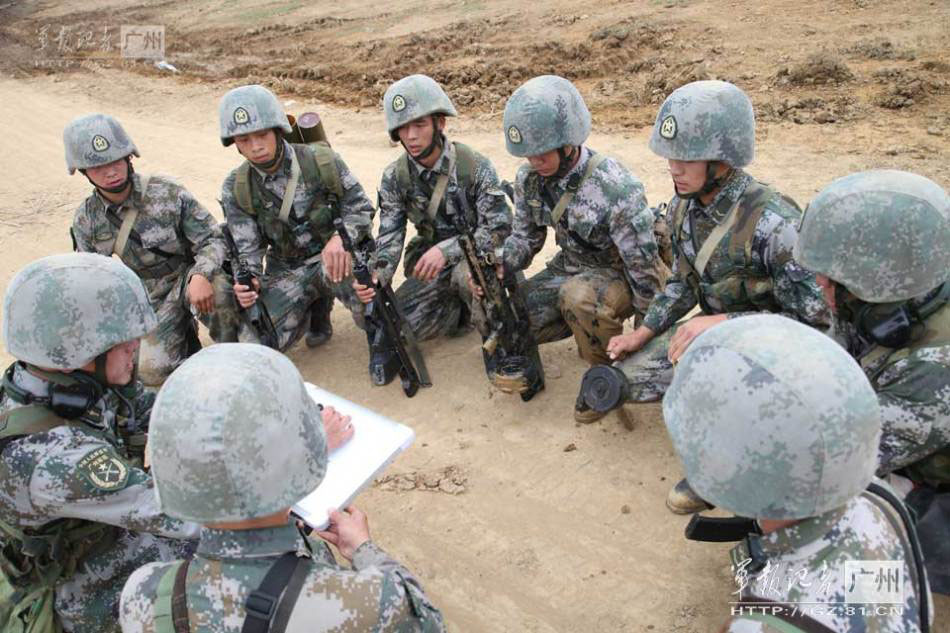 Recently, a mechanized infantry division under the Guangzhou Military Area Command (MAC) of the Chinese People's Liberation Army (PLA) carried out a series of comprehensive drills, so as to constantly improve the tactical quality of its officers and men. (chinamil.com.cn/Wang Yu)