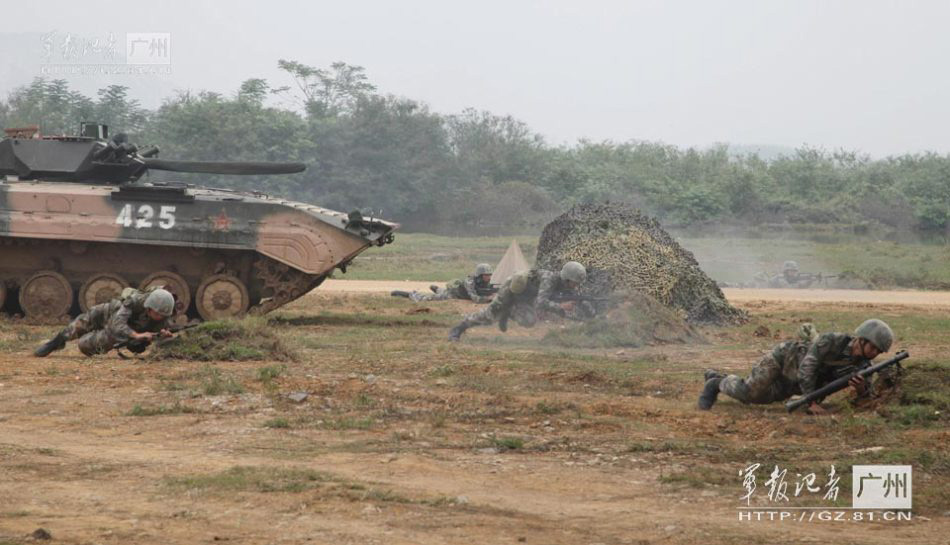 Recently, a mechanized infantry division under the Guangzhou Military Area Command (MAC) of the Chinese People's Liberation Army (PLA) carried out a series of comprehensive drills, so as to constantly improve the tactical quality of its officers and men. (chinamil.com.cn/Wang Yu)