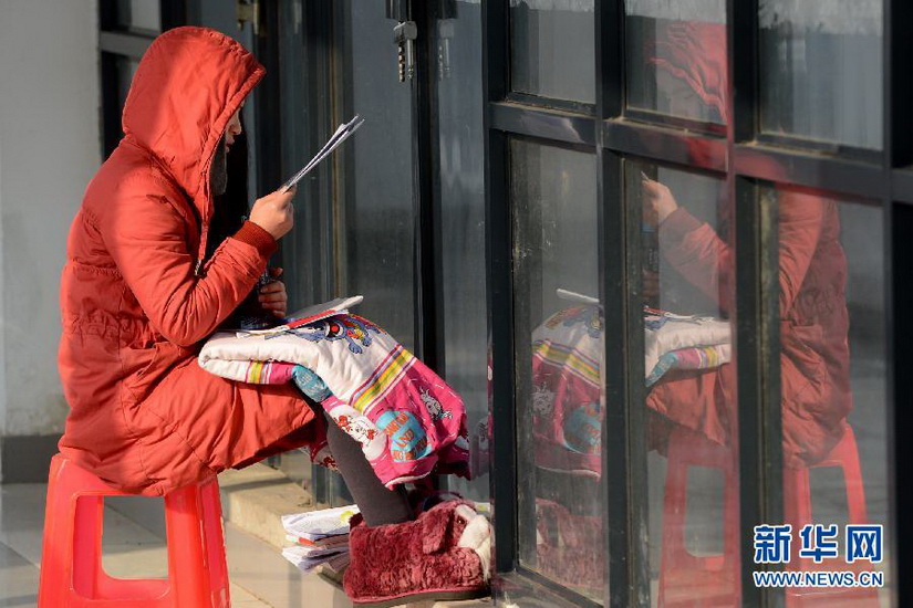 A student make final preparation for the NEEP in Anhui University on Jan. 2, 2013. (Xinhua/Zhang Duan )