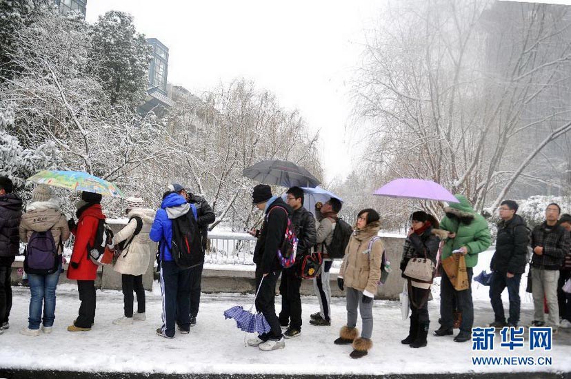 Students wait to receive security check before sitting the NEEP in Zhejiang University on Jan. 5, 2013. (Xinhua/Huang Zongzhi)