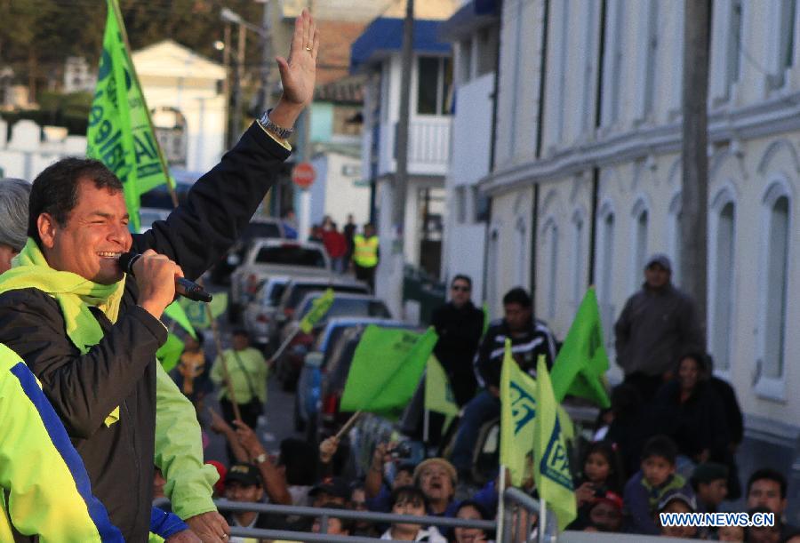 Ecuador's President and presidential candidate Rafael Correa (L) greets his supporters during a running campaign in Quito, capital of Ecuador, on Jan. 7, 2013. Ecuador will hold presidential election on Feb. 17. (Xinhua/Santiago Armas) 