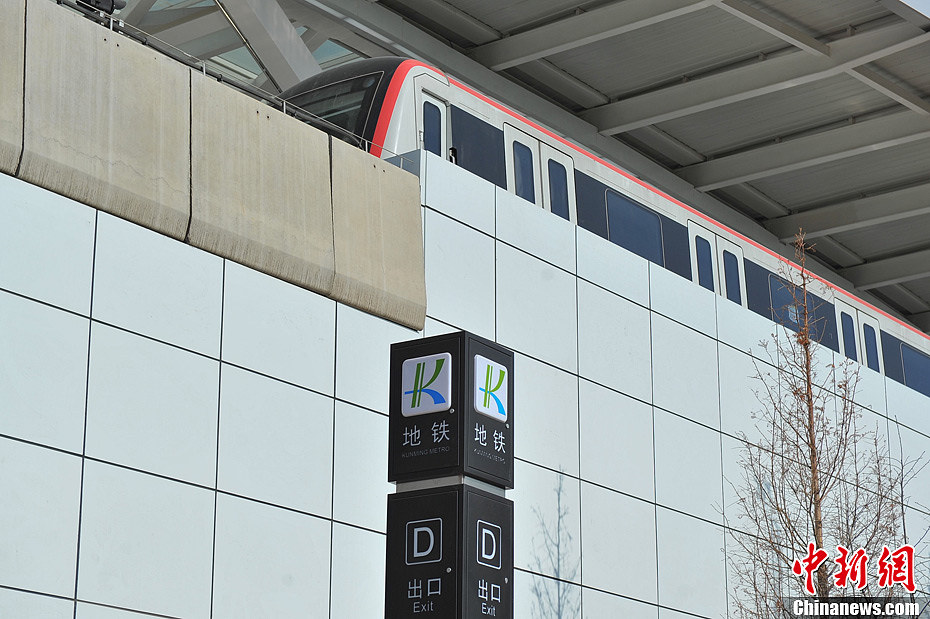 One driver was killed and another injured during a test run of a metro line Tuesday in Kunming. A spokesman with the municipal government said that part of the test train on the metro line derailed, causing the vehicle's heating device to fall and hit the drivers in the driver cabin. (Photo Source: chinanews.com)