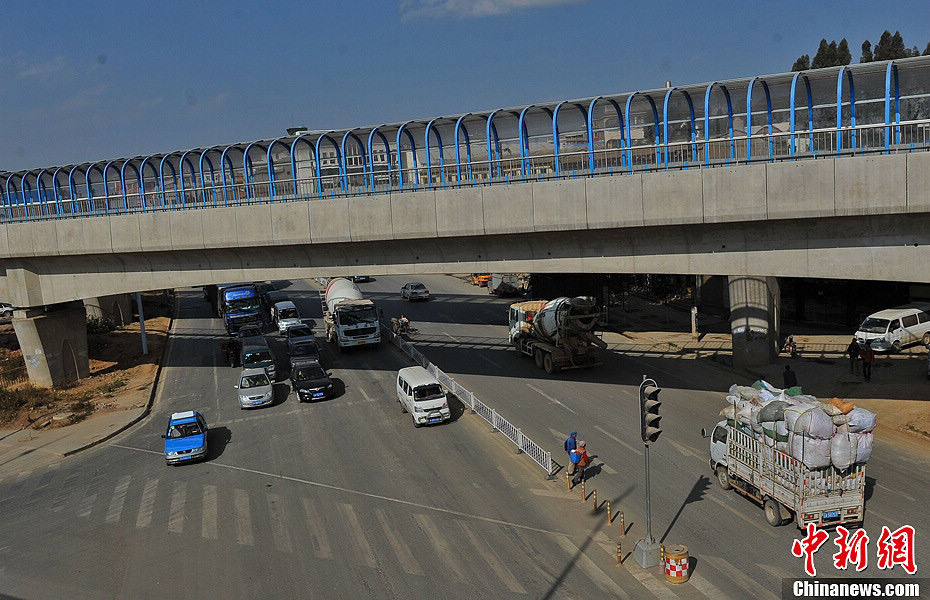 One driver was killed and another injured during a test run of a metro line Tuesday in Kunming. A spokesman with the municipal government said that part of the test train on the metro line derailed, causing the vehicle's heating device to fall and hit the drivers in the driver cabin. (Photo Source: chinanews.com)