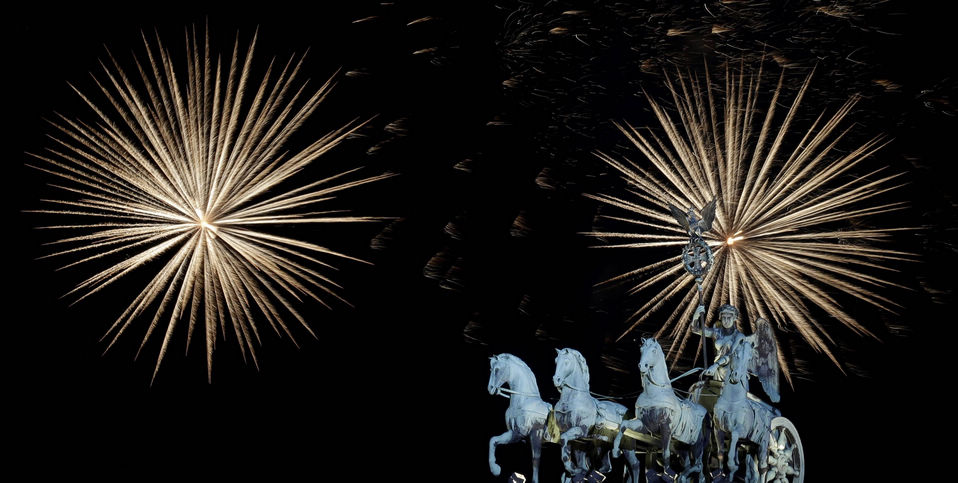 Fireworks explode during New Year celebrations over the Brandenburg Gate in Berlin, Germany. (Xinhua/Reuter)