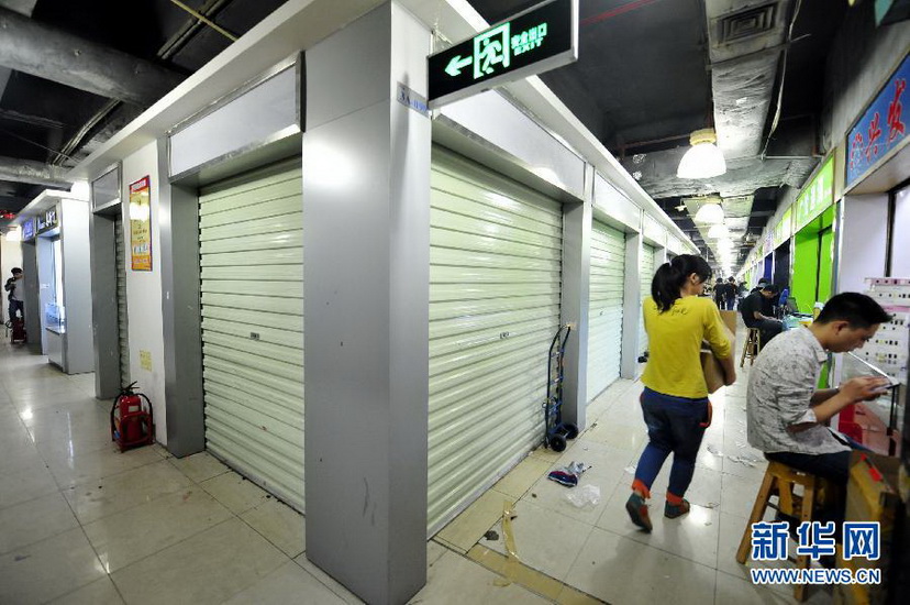 Many shops are empty in an electronic-product shopping mall in the Huaqiangbei commercial street in Shenzhen, Guangdong. The street was the largest the electronic product distribution center, and had attracted over 2,000 sellers. It was known for selling “copycats” of high-end mobile products with low price to worldwide. Now the vacancy rate at the street hit a record high. (Xinhua/Liang Xu)