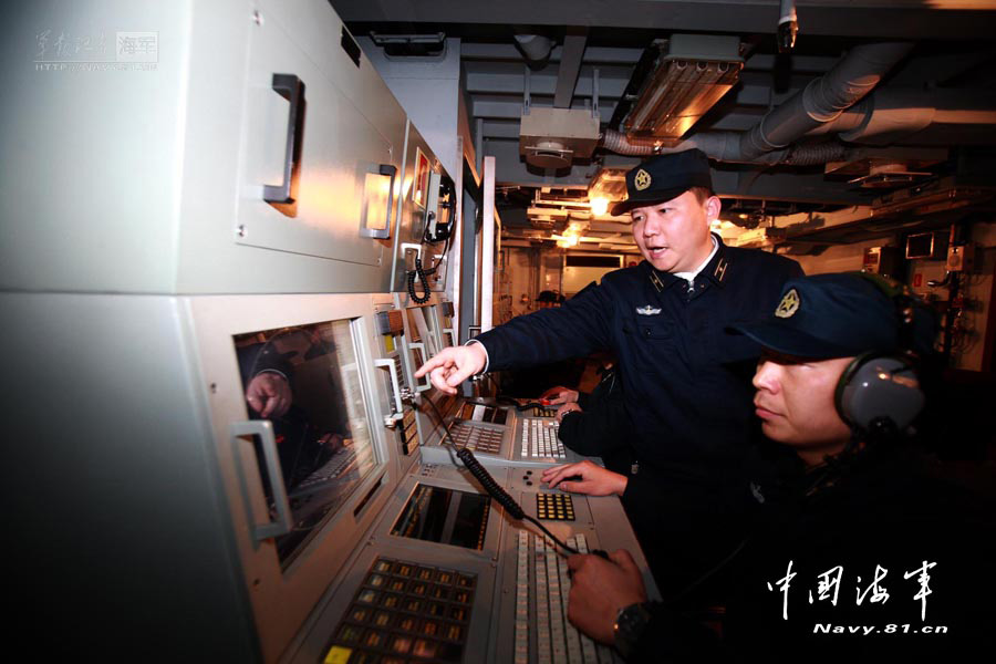 Warships of the East Sea Fleet under the Navy of the Chinese People's Liberation Army (PLA) conducts an offensive-and-defensive drill in a sea area, in a bid to improve troops' actual combat and emergency-handling capability. (navy.81.cn/Fang Lihua, Liu Yaxun)