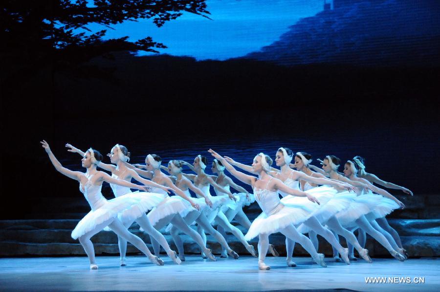 Dancers from a Russian ballet theater in St. Petersburg perform "Swan Lake" in Guilin City, south China's Guangxi Zhuang Autonomous Region, Jan. 8, 2013. (Xinhua/He Zhiqin) 