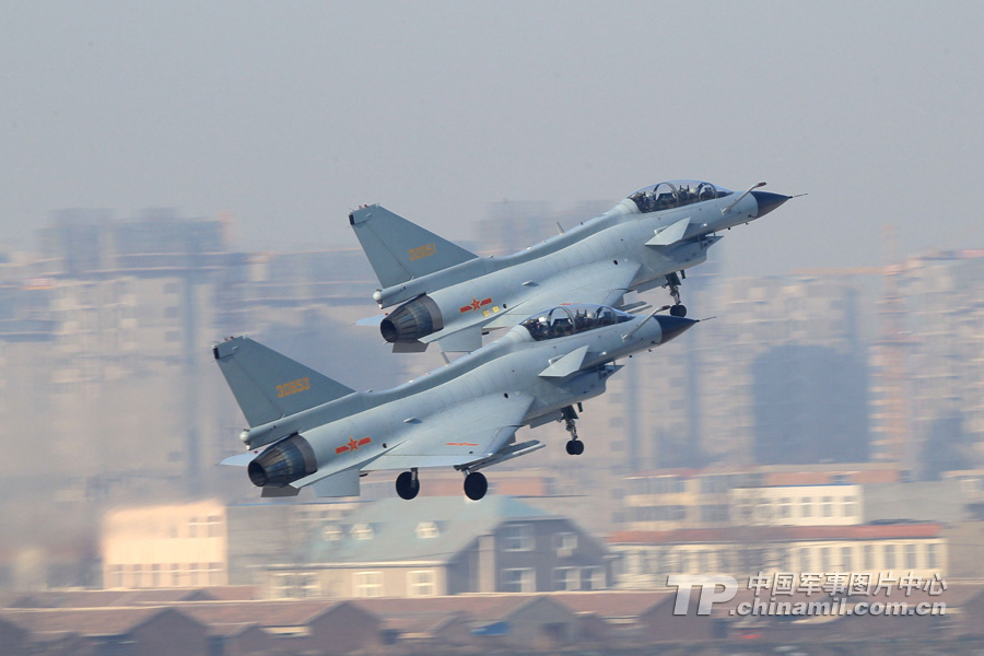 China's J-10 fighters conducts flight training on January 6, 2013. (chinamil.com.cn/Yuan Xiaowei)