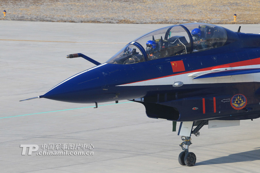 China's J-10 fighters conducts flight training on January 6, 2013. (chinamil.com.cn/Yuan Xiaowei)