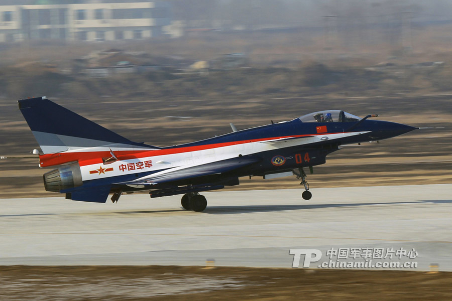 China's J-10 fighters conducts flight training on January 6, 2013. (chinamil.com.cn/Yuan Xiaowei)