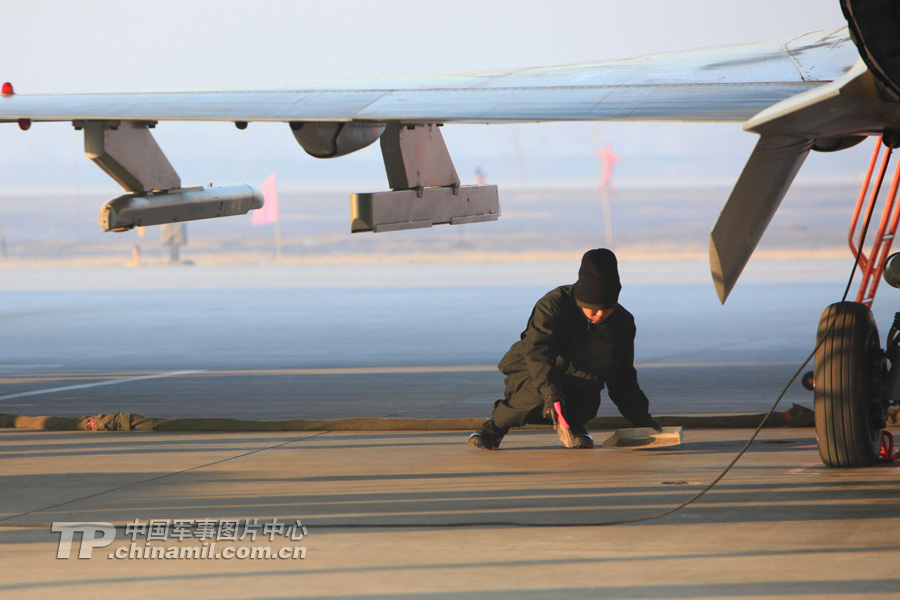 China's J-10 fighters conducts flight training on January 6, 2013. (chinamil.com.cn/Yuan Xiaowei)