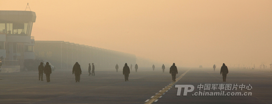 China's J-10 fighters conducts flight training on January 6, 2013. (chinamil.com.cn/Yuan Xiaowei)