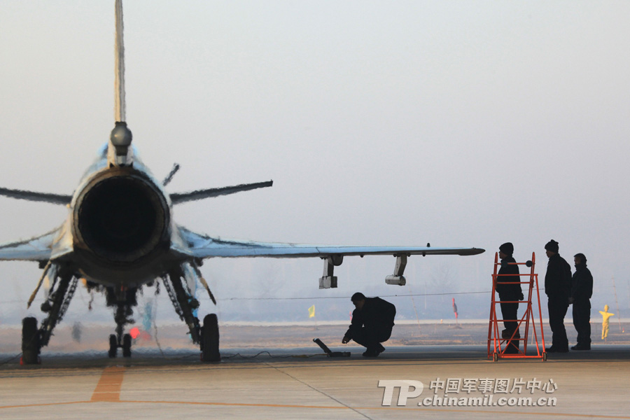 China's J-10 fighters conducts flight training on January 6, 2013. (chinamil.com.cn/Yuan Xiaowei)