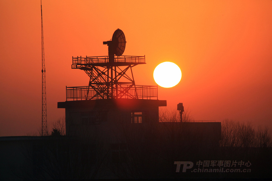 China's J-10 fighters conducts flight training on January 6, 2013. (chinamil.com.cn/Yuan Xiaowei)