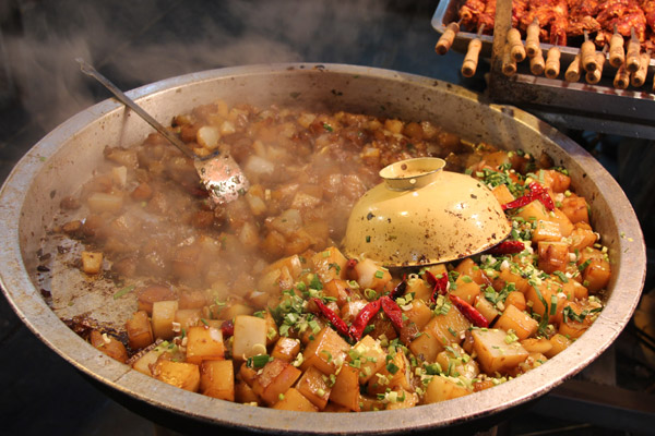 Stir-fried Starch Rice Tofu, or "Chaoliangfen" in Chinese is a favorite snack of both locals and visitors of the city. (CRIENGLISH.com/Liu Kun) 