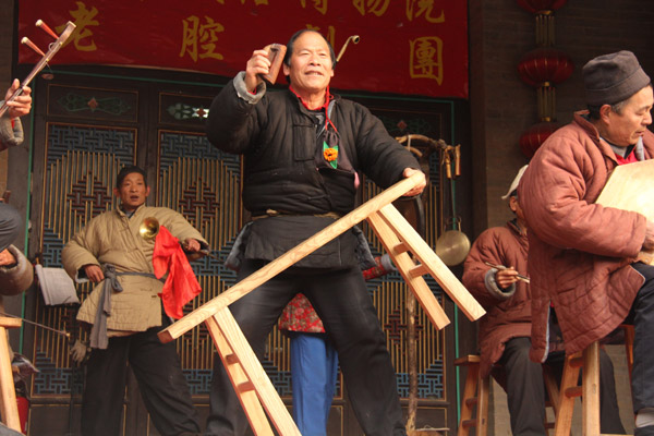 An artist performs Laoqiang Opera in the Guanzhong Folk Art Museum in Xi'an, capital of China's northwestern Shaanxi Province, on Wednesday, January 9, 2013. (CRIENGLISH.com/Liu Kun)