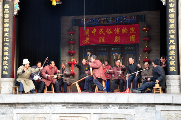 A group of artists perform Laoqiang Opera in the Guanzhong Folk Art Museum in Xi'an, capital of China's northwestern Shaanxi Province, on Wednesday, January 9, 2013. (CRIENGLISH.com/Liu Kun)