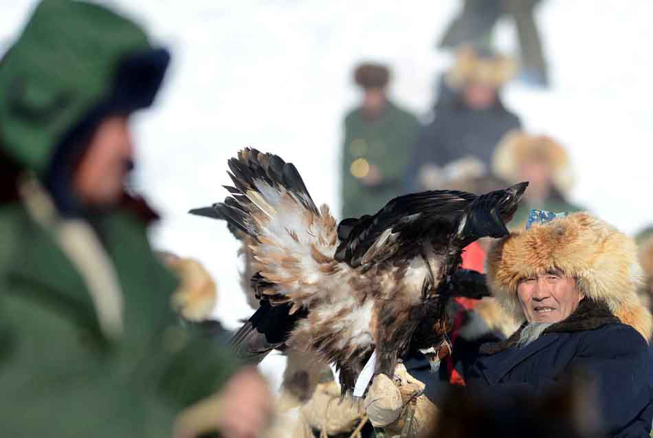 A player (right) prepares for the game on Jan. 7, 2013. (Photo/Xinhua)