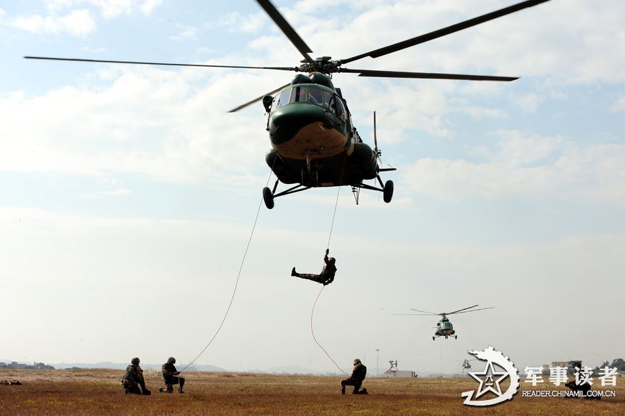 A division under the Nanjing Military Area Command (MAC) of the Chinese People's Liberation Army (PLA) organizes a helicopter air-landing training, in a bid to all-roundly temper troops' actual-combat and rapid delivery capability. (China Military Online/Xiao Qingming)