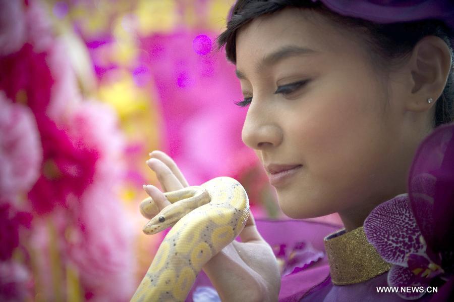 A model presents a snake during a snake show held in a shopping mall in Hong Kong, south China, Jan. 10, 2013. The snake show was held here to welcome Chinese lunar new year, the Year of Snake on the Chinese Zodiac. (Xinhua/Lui Siu Wai) 