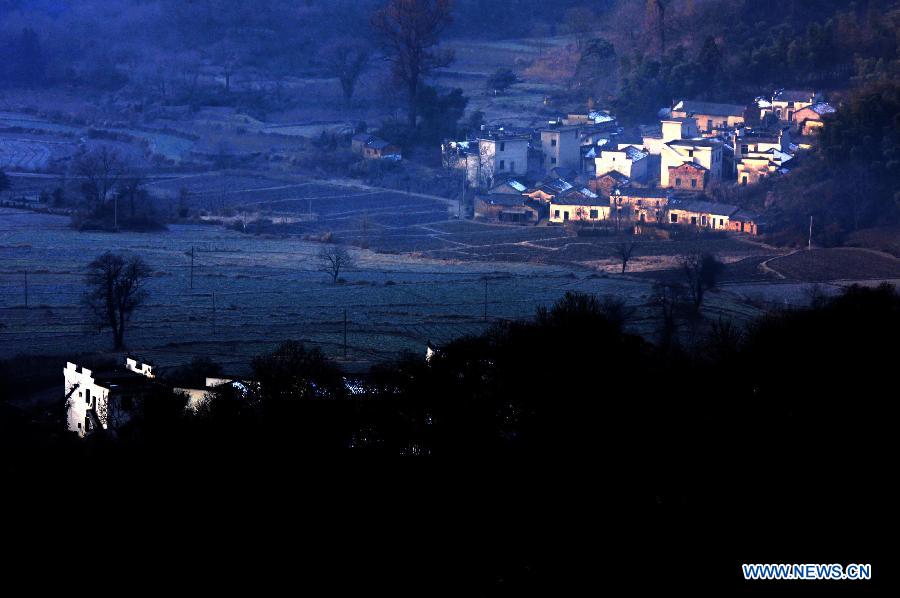 Photo taken on Jan.10, 2013 shows the scenery of Tachuan ancient village in Huangshan City, east China's Anhui Province. (Xinhua/Shi Guangde)  