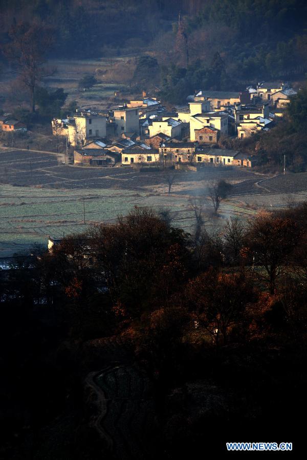 Photo taken on Jan.10, 2013 shows the scenery of Tachuan ancient village in Huangshan City, east China's Anhui Province. (Xinhua/Shi Guangde)  