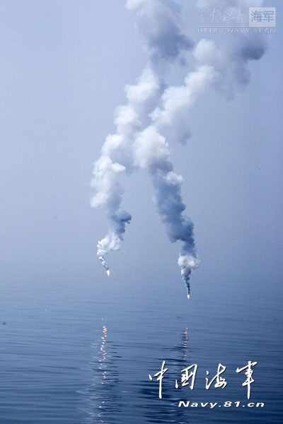 The "Qingdao" guided-missile destroyer of the Chinese Navy conducts live-fire drill. (navy.81.cn/Zhang Qun)