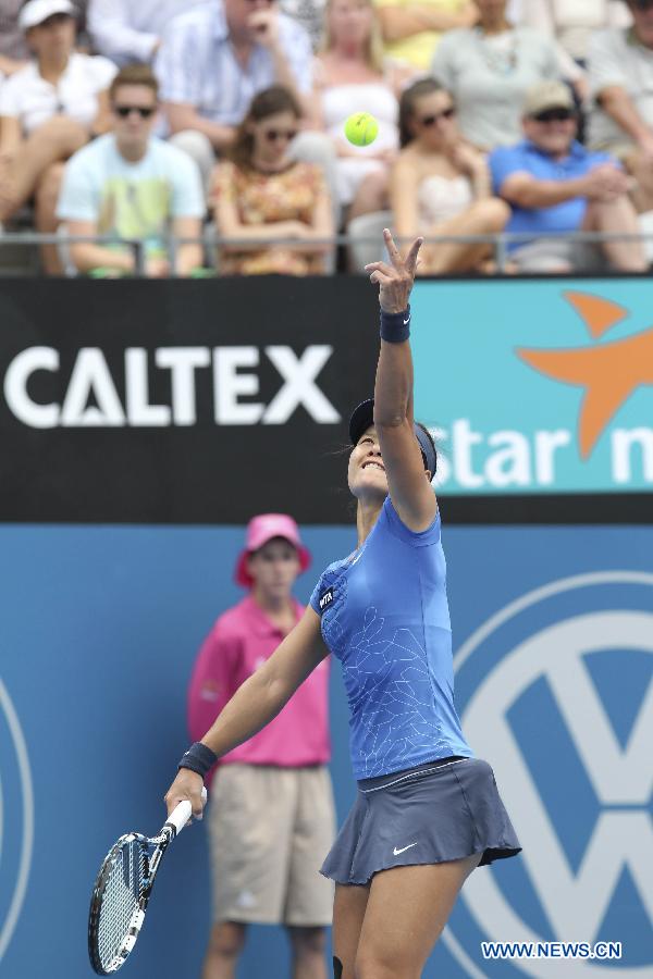 Li Na of China serves during the women's singles semi-final against Agnieszka Radwanska of Poland at the 2013 Apia Sydney International Tennis Tournament in Sydney, Australia, on Jan. 10, 2013. Li lost 0-2. (Xinhua/Jin Linpeng) 