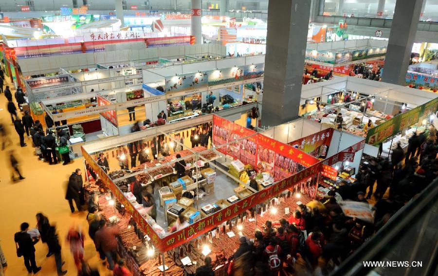 People visit the 12th Western China (Chongqing) International Agricultural Products Fair in southwest China's Chongqing, Jan. 10, 2013. The fair kicked off here on Thursday. (Xinhua/Li Jian)