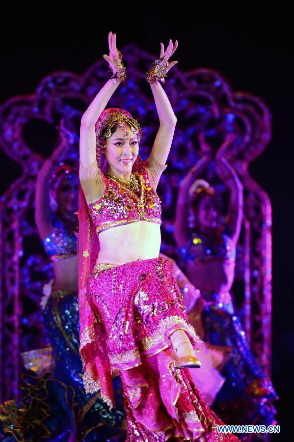 Artists perform during a ridotto at Hefei Grand Theatre in Hefei, capital of east China's Anhui Province, Jan. 10, 2013. (Xinhua/Zhang Duan)