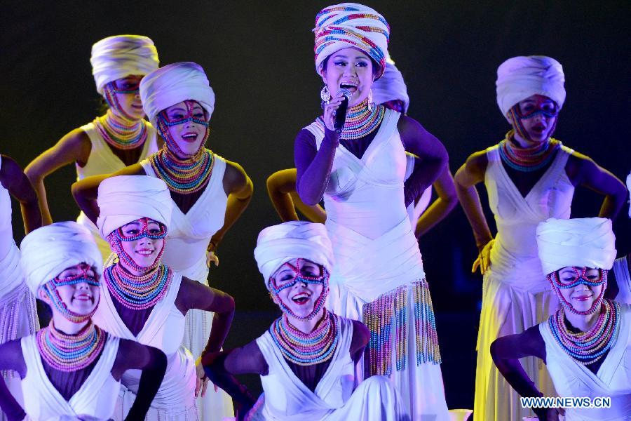 Artists perform during a ridotto at Hefei Grand Theatre in Hefei, capital of east China's Anhui Province, Jan. 10, 2013. (Xinhua/Zhang Duan)