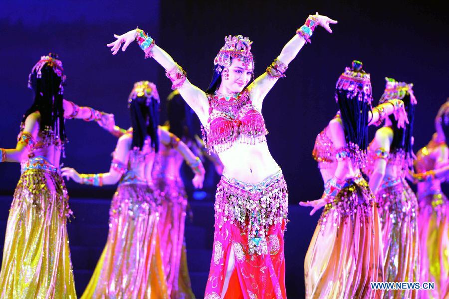 Artists perform during a ridotto at Hefei Grand Theatre in Hefei, capital of east China's Anhui Province, Jan. 10, 2013. (Xinhua/Zhang Duan)