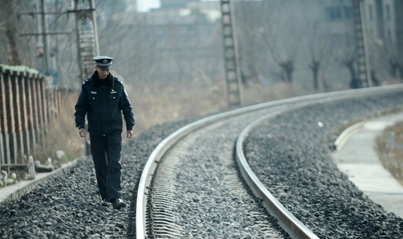 Zhu Dong patrols a railway line in Yuexi county, Southwest China's Sichuan province, on Jan 8, 2013. (Photo/Xinhua)