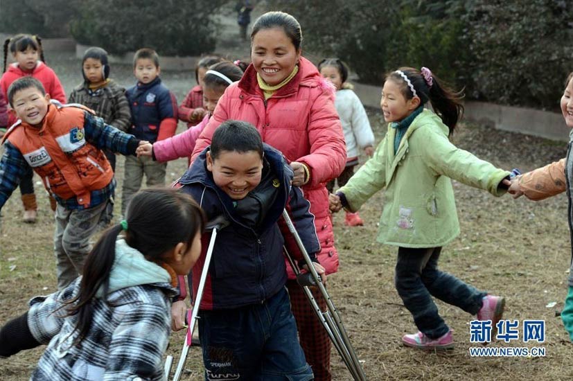 Wu Sulan and his son are at home on Jan. 8, 2013. (Xinhua/Song Zhenping)