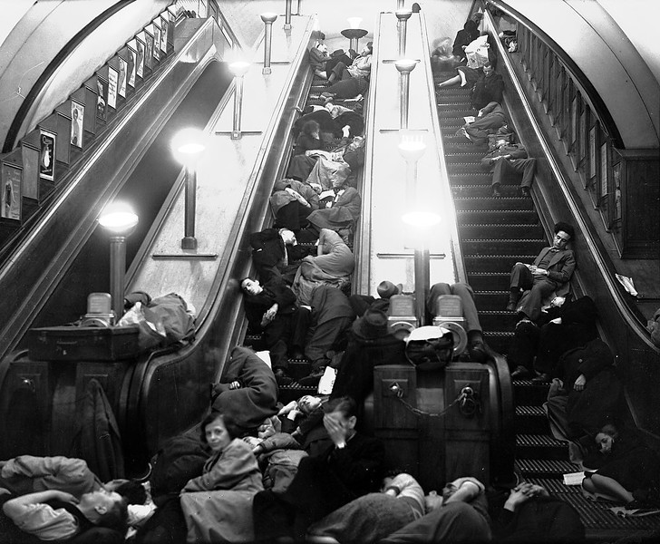 Passengers pack onto a Central line underground train at Tottenham Court Road Station in central London. (People's Daily Online/AFP)